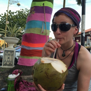 Ja, wir sind definitiv wirklich im Urlaub. Frische Kokosnuss schlürfen in Georgetown. Dazu Straßenkunst an allen Ecken. Und Tempel. Und Shops. Und Essen. Und Gerüche.