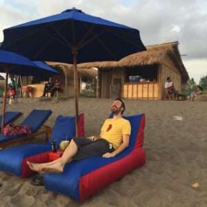 Da freut sich aber einer! Umzug geschafft, Hausstrand erobert! Bali, wir lieben dich!