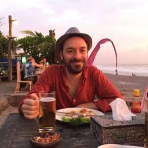 Sonnenuntergang am heimischen Strand im heimischen Warung. Da ist das glückliche Lächeln wohl vorprogrammiert.