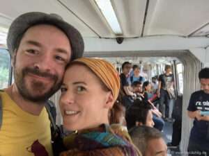 Monorail in KL | Seht sie euch an, die zwei amüsierten Gesichter im fremden Nahverkehrsmittel. 