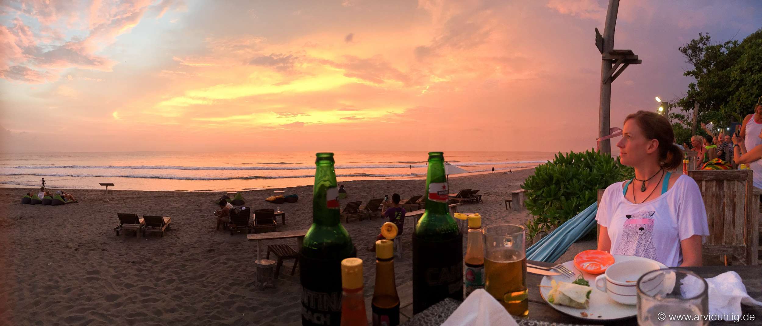 So sehen unsere Abende momentan jeden Tag aus. Rauschendes Meer. Satte Farben. Kühles Bier. Tolles Essen.
