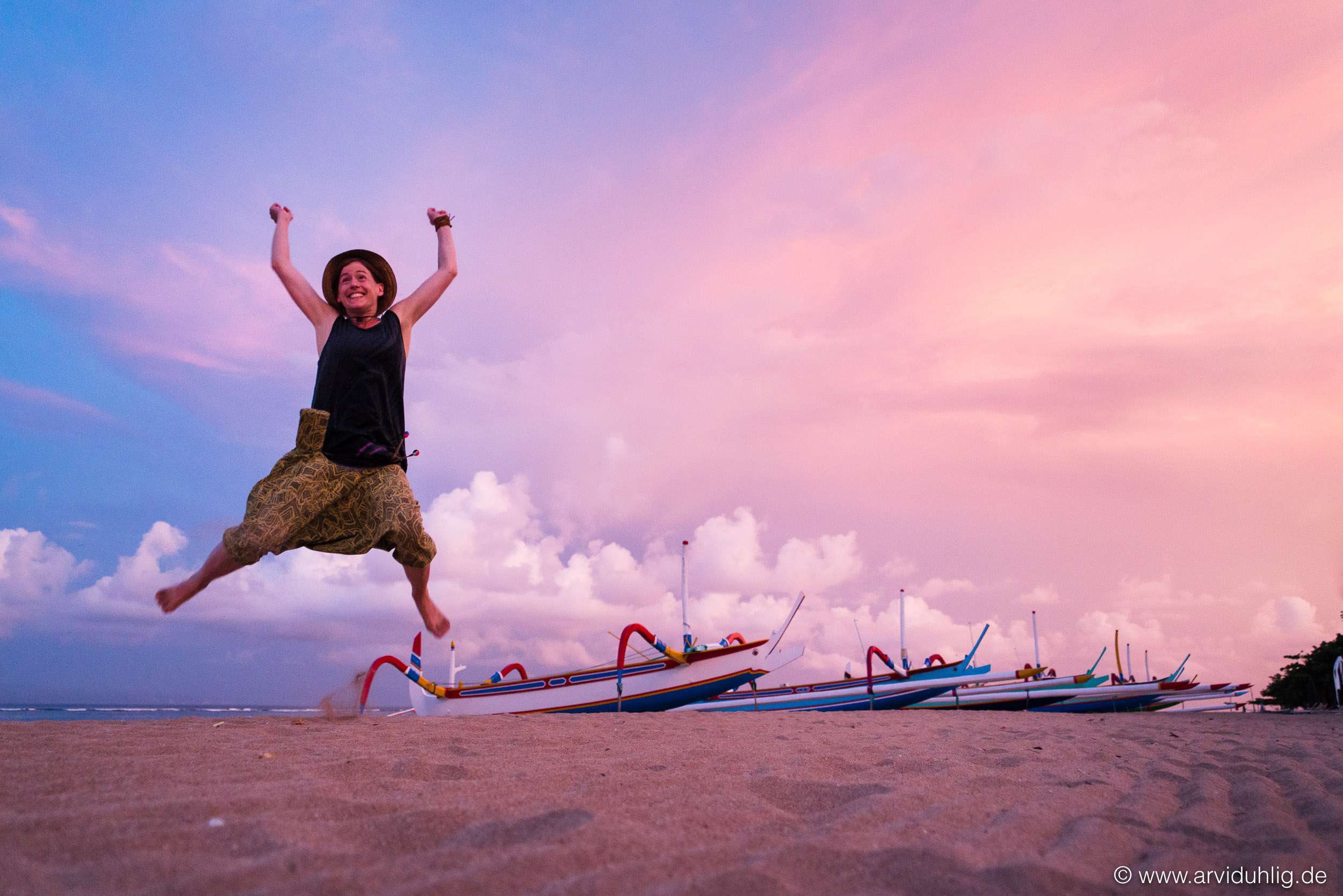 So schön kann das Reiseleben sein! Und mit schönen Sonnenuntergängen kennt sich Indonesien aus!