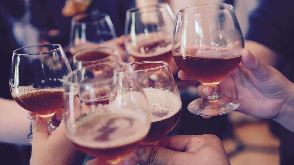 Alkohol für alle | Er ist überall. Er gehört dazu. Auch das macht ihn so gefährlich.