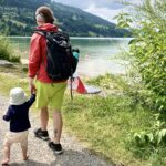"Mama, zeig mir die Welt!" – Meine Tochter und Ich, Hand in Hand am Ufer eines Bergsees.